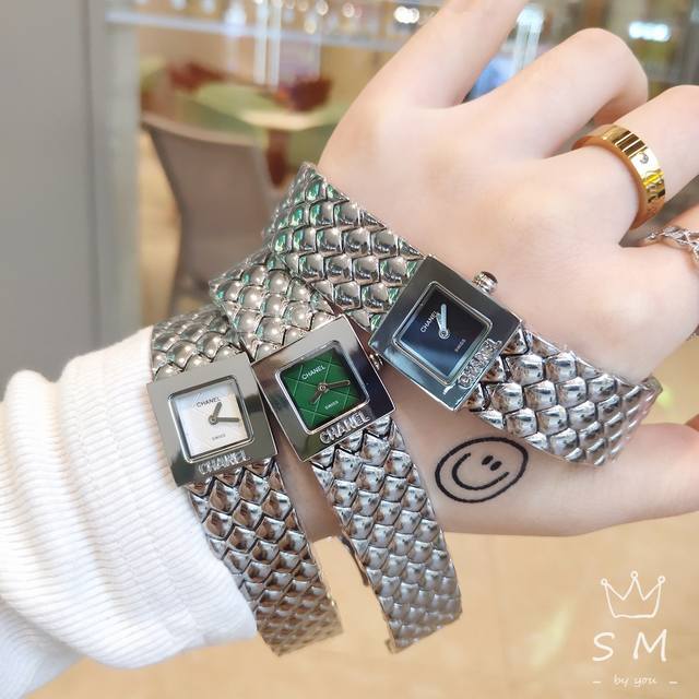 银色chanel香奈儿最新款世纪爆款 一秒钟就被这个字面吸引了秒变女神不是梦超低价拥有10倍价格的手表 实在是太好看了 上手都超级美